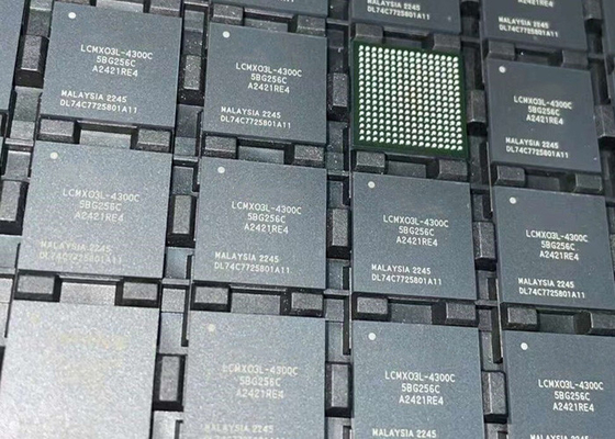 สนามที่สามารถเขียนโปรแกรม Gate Array LCMXO3L-4300C-5BG256C 4320LUTs MachXO3 โปรแกรม Logic IC CSFBGA-256